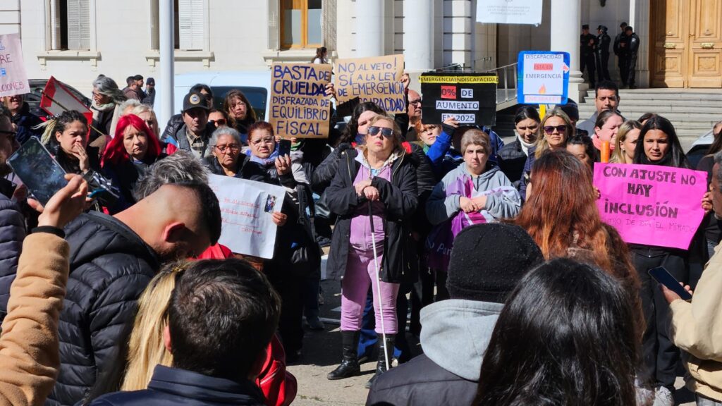 Movilización de personas con discapacidad en contra del veto de Milei en Santa Fe.